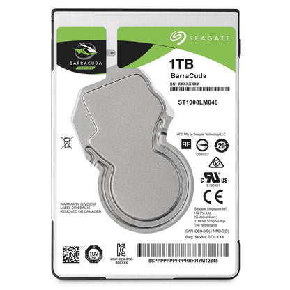 Seagate Barracuda 2,5" intern harddisk 1 TB med grøn-sort design, serienummer, certificeringer og stregkode.