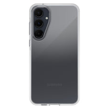 Samsung Galaxy A55 5G bagfra i gennemsigtigt etui med tre lodrette kameraer og Samsung-logo nederst.