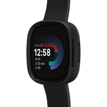 Fitbit Versa 4 smartwatch sort med sort silikonearmbånd, Otterbox Se Bumper, viser dato, tid, puls og skridt.