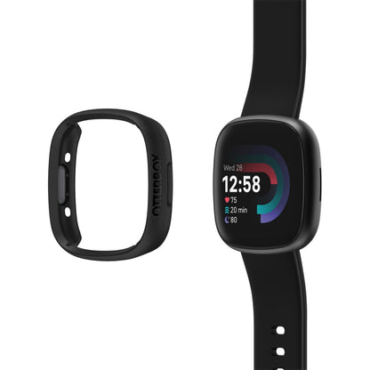 Fitbit Versa 4 smartwatch sort med digitalt display ved siden af Otterbox Se Bumper til Fitbit Versa 4.