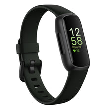Fitbit Inspire 3 aktivitetsarmbånd Sort/Midnight Zen, sort display med grøn tekst, viser kl. 12:58, ons 27, puls 73 BPM.