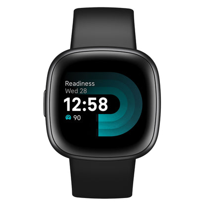 Fitbit Versa 4 aktivitetsur sort/graphite, viser klokken 12:58, onsdag 28, readiness-score 90 og sort rem.