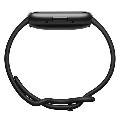Fitbit Versa 4 aktivitetsur sort/graphite fra siden med tynd profil, GPS-knap, sensoråbninger og løs sort rem med spænde.