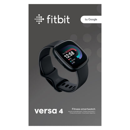 Fitbit Versa 4 aktivitetsur sort/graphite på emballage med Fitbit og Google logo, viser digital tid, sundhedsdata, GPS.