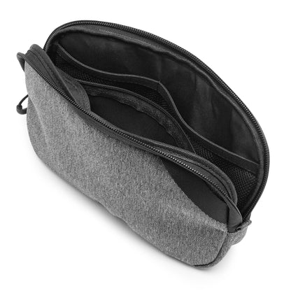 Linocell Tech Bag Slimline grå opbevaringstaske med flere slags indvendige lommer og organiserede rum til elektroniktilbehør.