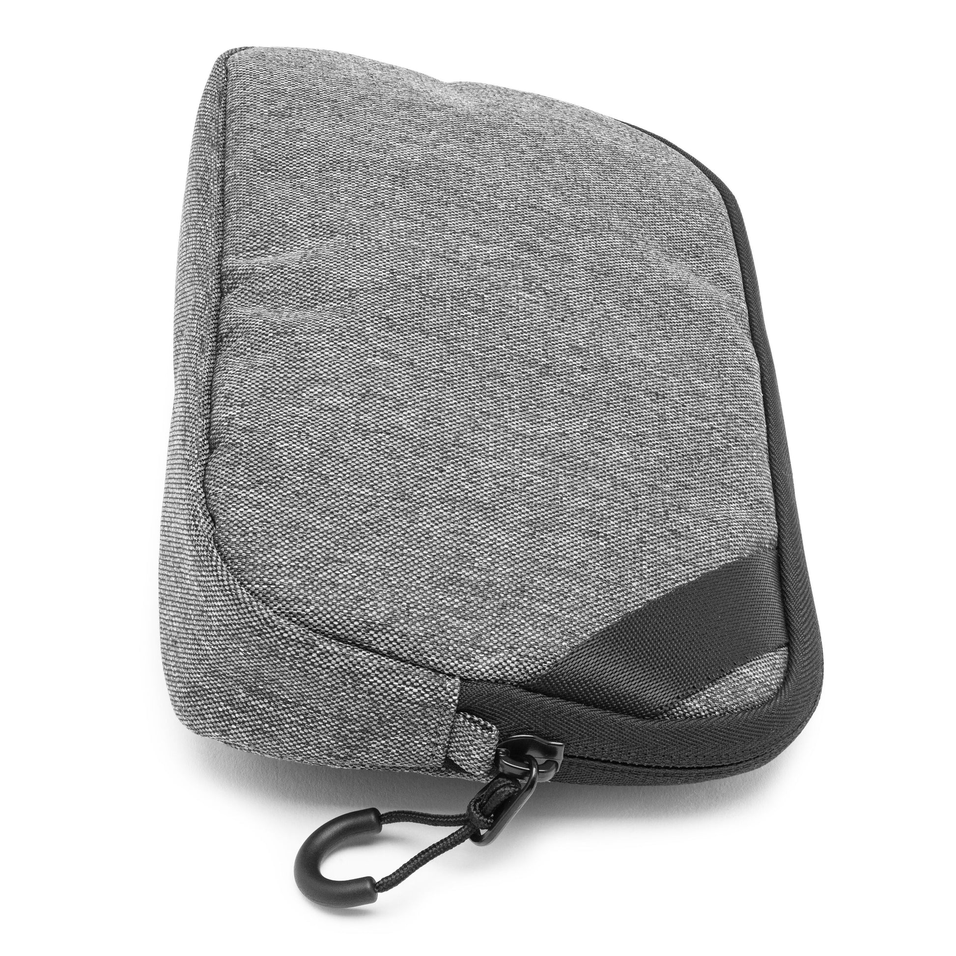 Linocell Tech Bag Slimline grå opbevaringstaske med sort lynlås, sort kant og plastkrog til teknologitilbehør.