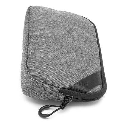 Linocell Tech Bag Slimline grå opbevaringstaske med sort lynlås, sort kant og plastkrog til teknologitilbehør.