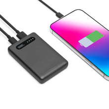 Powerbank 5000 mAh tilsluttet smartphone med USB-C, opladningsikon vises, display viser "5000.