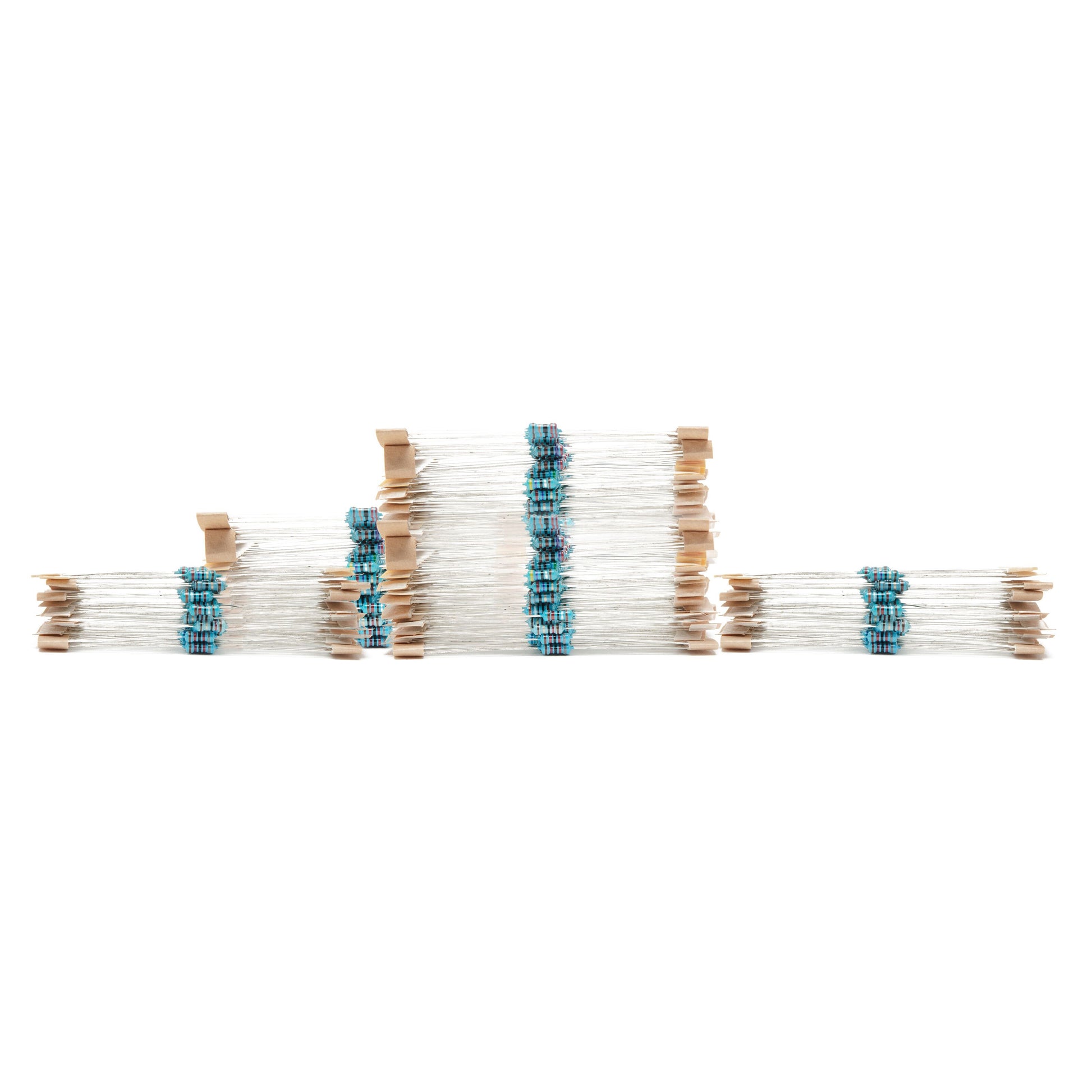 Modstandssæt 600 stk blå og sorte aksiale modstande i papirstrips, samlet i rækker med varierende stakhøjde.