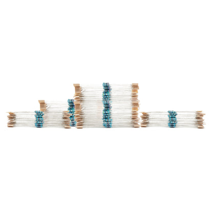 Modstandssæt 600 stk blå og sorte aksiale modstande i papirstrips, samlet i rækker med varierende stakhøjde.