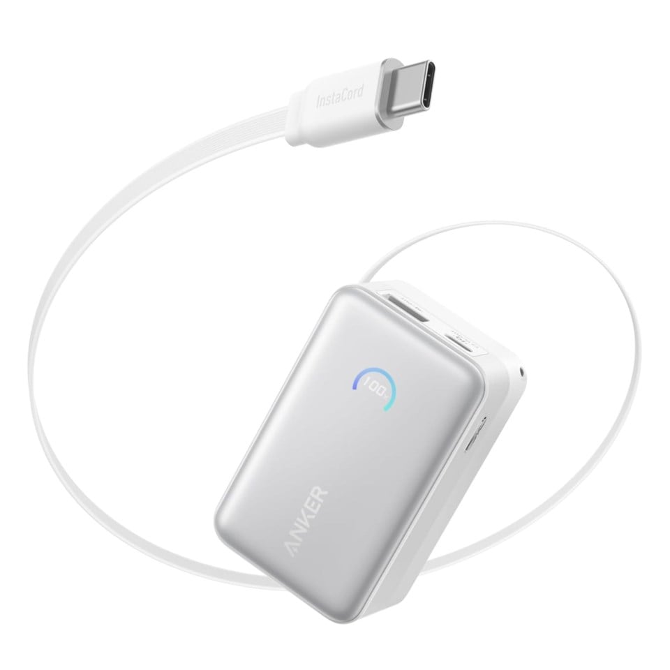 Anker Nano Powerbank 10000 mAh 45 W hvid med indbygget USB-C kabel og digitalt display til procentvis opladning.