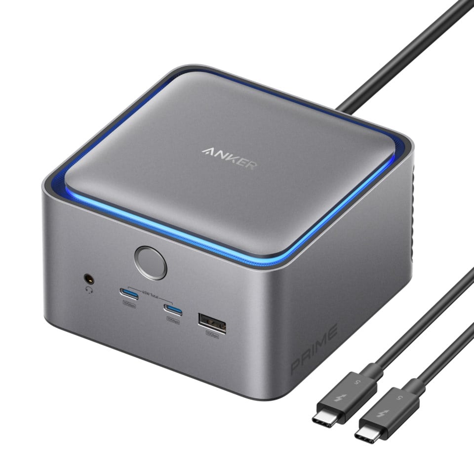Anker Thunderbolt 5 Dockingstation 140W, metalfinish, blå topkant, flere USB-porte, lydstik, to USB-C kabler ved siden af.