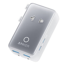 Anker Nano Travel Adapter 5-i-1 20W hvid, kompakt oplader med to USB-porte, foldbare ben og rund LED-indikator.
