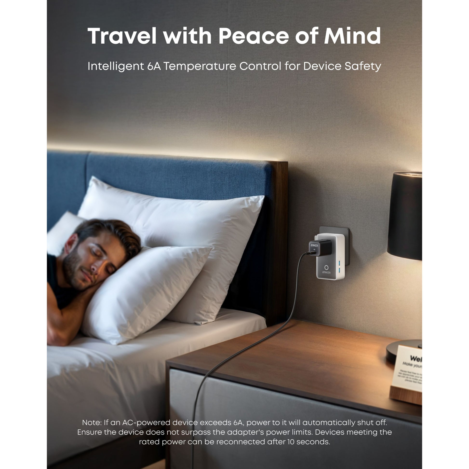 Anker Nano Travel Adapter 5-i-1 20W hvid i stik i hotelværelse oplader telefon, temperaturkontrol vises.