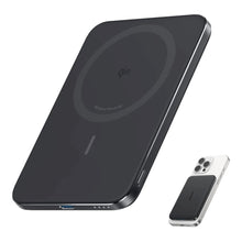 Sort iPhone med Qi2 Powerbank 5000 mAh magnetisk batteripakke til trådløs opladning ved siden af sort Qi-ladeplade.