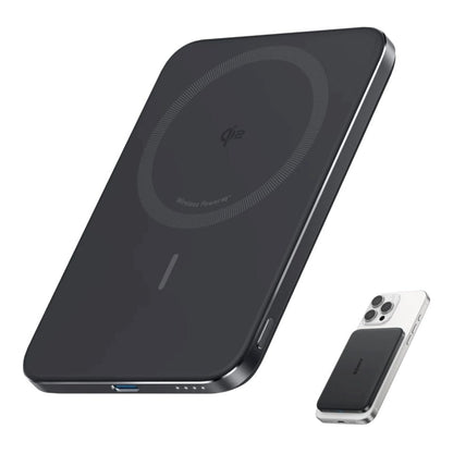 Sort iPhone med Qi2 Powerbank 5000 mAh magnetisk batteripakke til trådløs opladning ved siden af sort Qi-ladeplade.