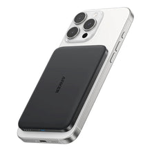 Anker sort Qi2 trådløs powerbank 5000 mAh magnetisk på bagsiden af hvid smartphone, synlige sideknapper og triple kamera.