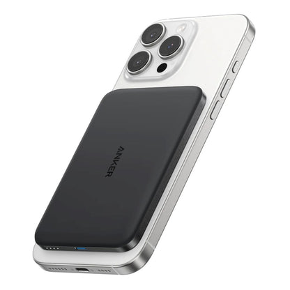 Anker sort Qi2 trådløs powerbank 5000 mAh magnetisk på bagsiden af hvid smartphone, synlige sideknapper og triple kamera.