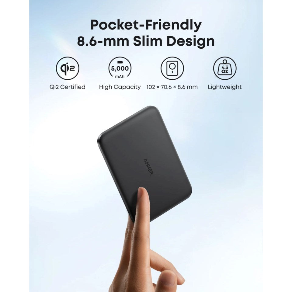 Anker Trådløs Qi2 Powerbank 8,6 mm tyk 5.000 mAh vises i hånd med trådløs opladning.