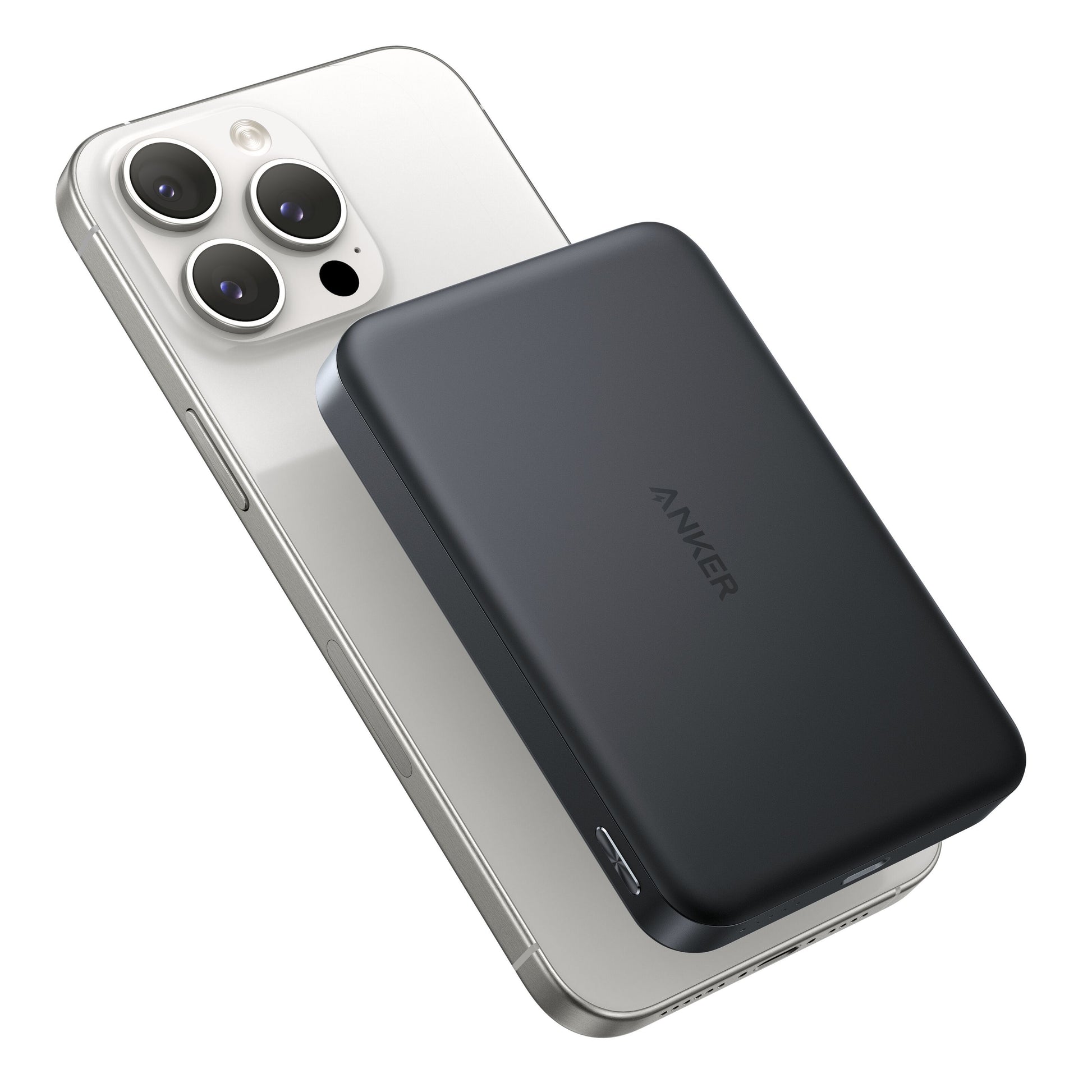 Anker MagGo Powerbank Slim 10000mAh sort magnetisk fastgjort på bagsiden af sølv smartphone med tre bagkameraer.