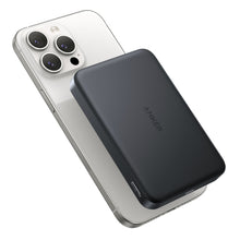Anker MagGo Powerbank Slim 10000mAh sort magnetisk fastgjort på bagsiden af sølv smartphone med tre bagkameraer.
