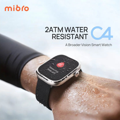 Mibro C4 smartur sølv på vådt håndled med pulsmåler, tekst 2ATM WATER RESISTANT, Mibro-logo øverst til venstre.