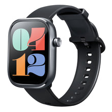 Mibro Se C4 smartwatch mørkegrå, rektangulær farverig skærm med store tal, sort silikonerem, sølv sideknap.