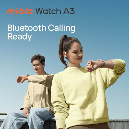 Mibro Se A3 smartwatch mørkegrå med AMOLED-skærm på to håndled, tekst: Mibro Se A3 smartwatch - klar til Bluetooth-opkald.