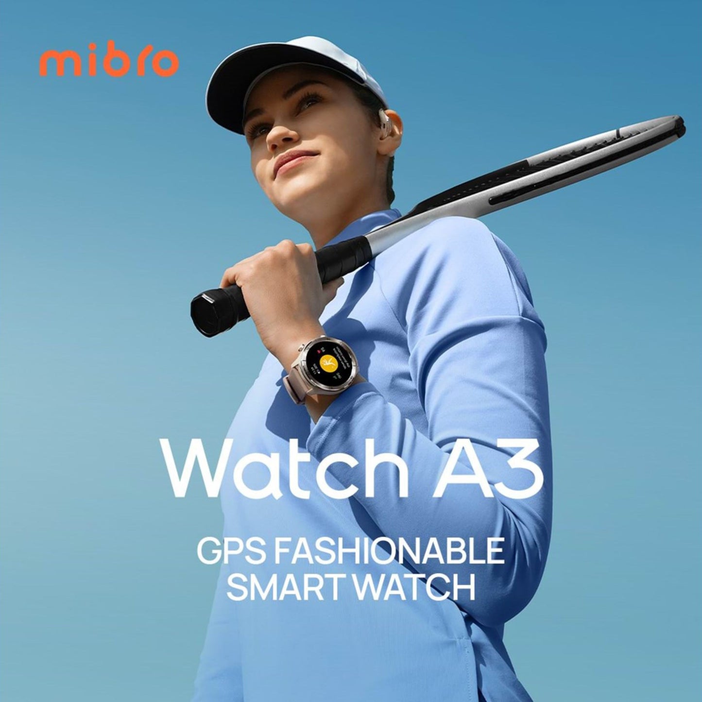 Mibro Se A3 GPS smartwatch Mørkegrå på kvindes hånd iført lyseblåt sportstøj og kasket, modelnavn synligt.