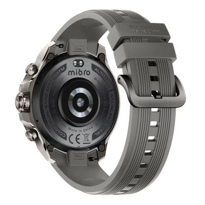 Mibro Se GS Explorer S Titanium Bezel smartwatch bagside i grå med metalhus, sensor og grå tekstureret silikonerem.