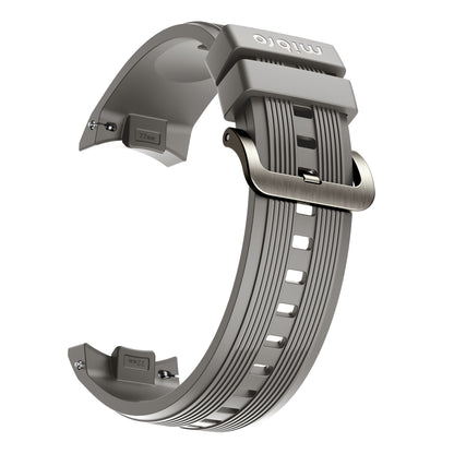 Mibro Se GS Explorer S Titanium Bezel grå silikonerem med teksturerede linjer, sølvspænde og justerbare huller.