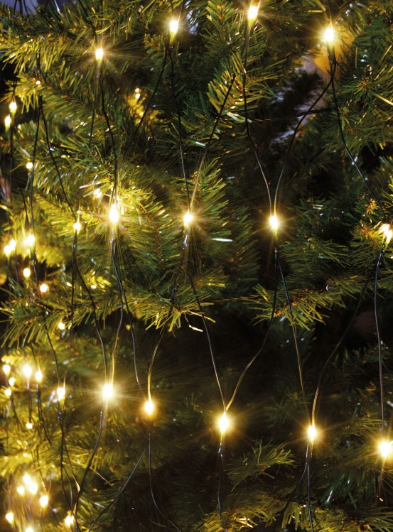 Dacore Lysnet Suppleringssæt 230V 160 LED (200x150 cm) på grøn juletræ, synlige LED blandt grene.
