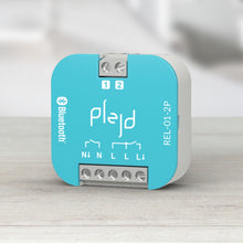 Plejd REL-01-2P blå/hvid 1-/2-polet relæ til trådløs lysstyring, Bluetooth Mesh, med tilslutningsklemmer.