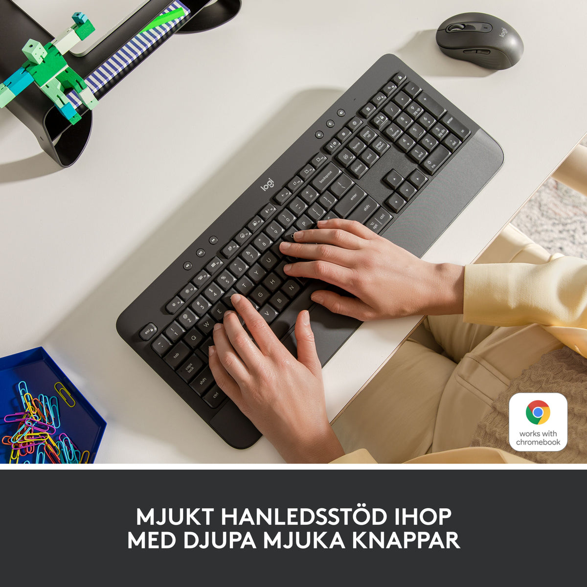 Hænder, der skriver på et trådløst Logitech Signature K650-tastatur i farven Graphite med håndledsstøtte og en matchende mus.