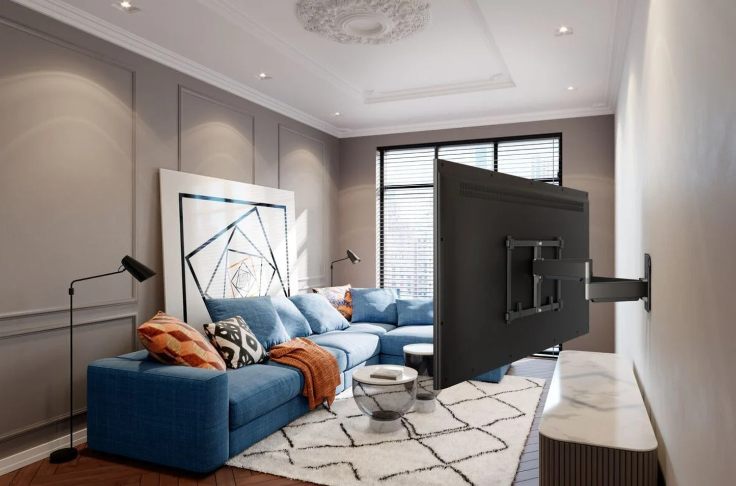 Vogels Elite TVM 5855 full-motion tv-vægophæng med stor fladskærm monteret, synlig i stue med sofa.