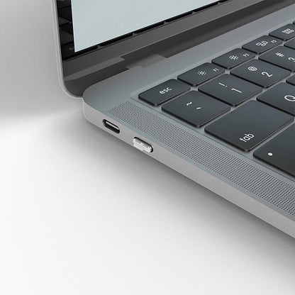 Lindy USB Type C Port Blocker Hvid 10-pak monteret i laptop USB-C/Thunderbolt 3 port ved højttalergitter, skærm ses delvist.