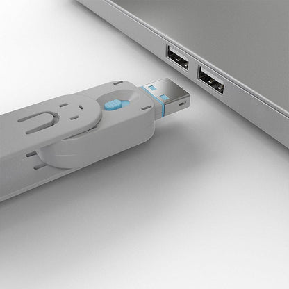 Lindy USB-A Port Blocker Blå 4-pak vises tæt på sølv laptop med en blokker klar til indsættelse i USB-A port.