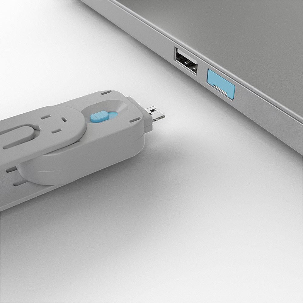 Lindy USB-A Port Blocker Blå 4-pak ved USB-port på sølvfarvet laptop, viser blocker klar til isætning.
