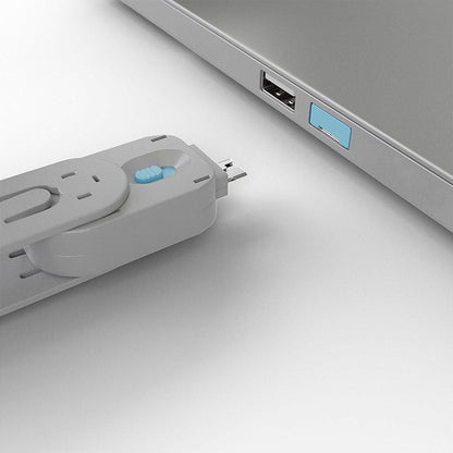 Lindy USB-A Port Blocker Blå 4-pak ved USB-port på sølvfarvet laptop, viser blocker klar til isætning.