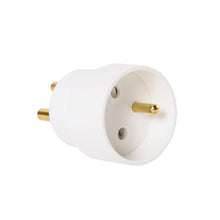 Hybridstikprop dansk jord til pind jord, hvid adapter med to runde guldfarvede ben og jordforbindelsesstift.