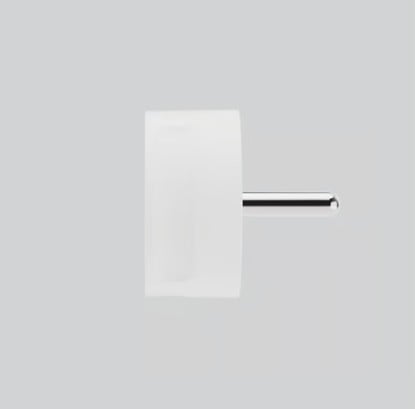 NORM K stikprop hvid uden jord med enkelt rundt ben, profilsynsvinkel, ingen synlige logoer eller tekst.