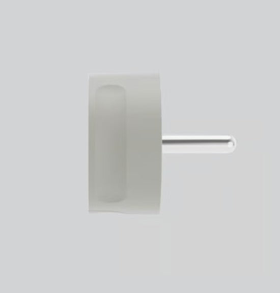 NORM K stikprop grå uden jord, cylindrisk design, vises fra siden med metalstift til højre.
