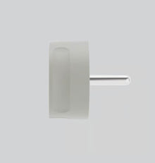 NORM K stikprop grå uden jord, cylindrisk design, vises fra siden med metalstift til højre.