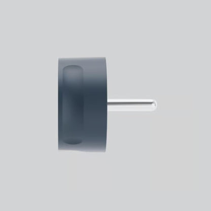 NORM K stikprop blå uden jord, mørkegrå cylinderformet stik med metalstift i siden, sat fra siden.