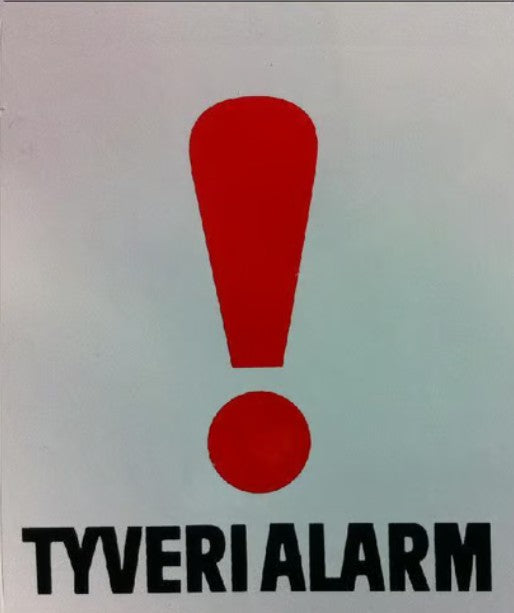 Rødt udråbstegn over sort "TYVERIALARM" tekst på mærkat til tyverialarm skiltning.