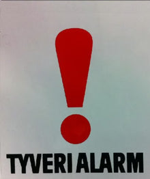 Rødt udråbstegn over sort "TYVERIALARM" tekst på mærkat til tyverialarm skiltning.