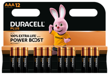 Duracell Plus Boost AAA-batterier 12 stk med pink kanin og tekst om 100 ekstra levetid Power Boost-teknologi.