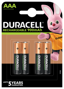 Duracell Pre/Recharge AAA batterier 900mAh 4 stk med Duracell-kaniner i orange trøje og teksten Holder 5 år med garanti.