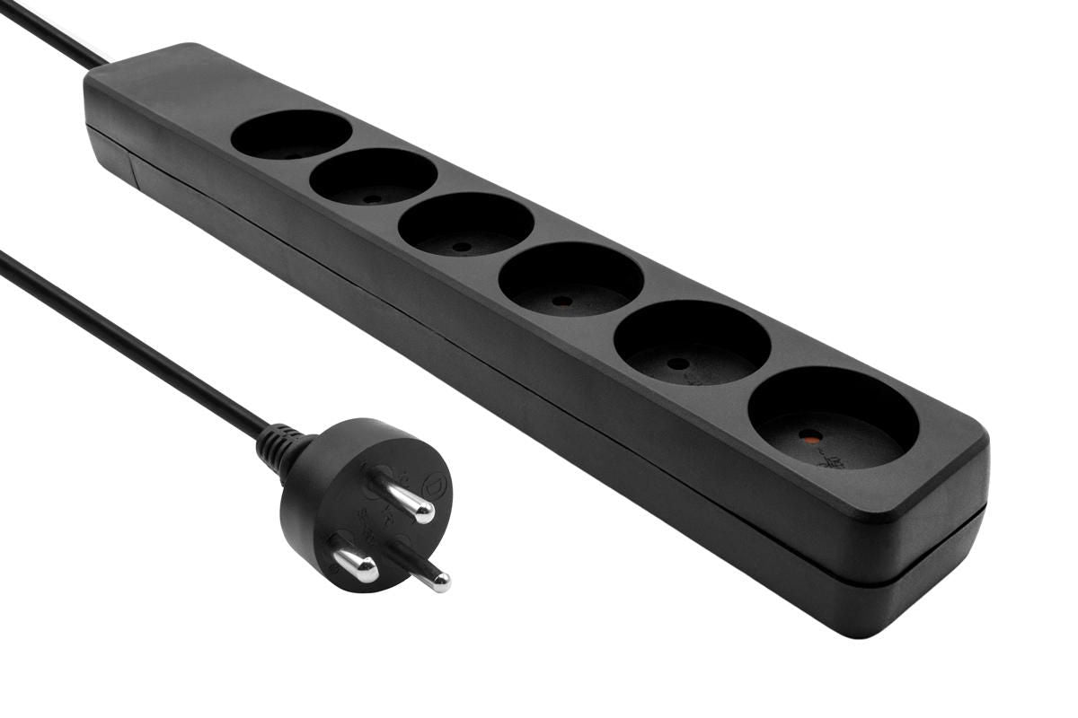 MicroConnect sort 6-vejs stikdåse med 2m ledning og dansk trebenet stik.