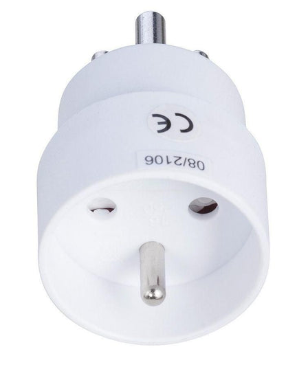 MicroConnect Schuko til DK stik adapter med metalben, to runde huller, synlige certifikater og serienummer, top/front vinkel.
